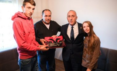 Haradinaj në Zhur, viziton familjen e Rami Badallaj