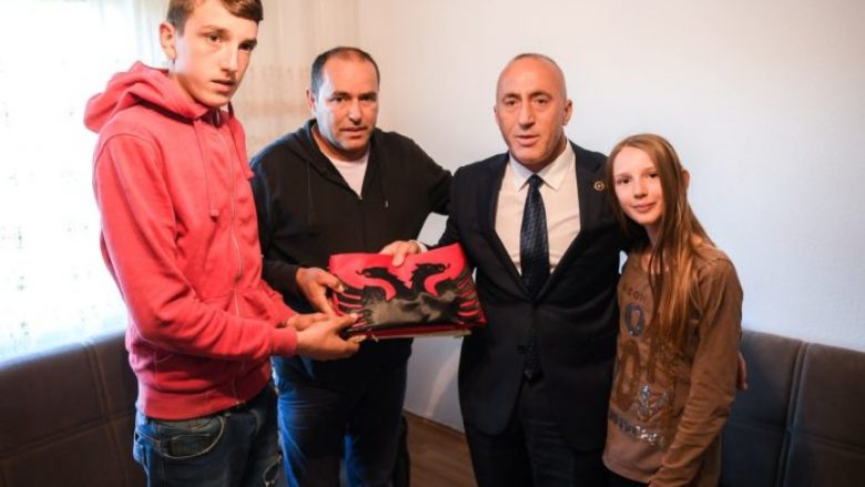 Haradinaj në Zhur, viziton familjen e Rami Badallaj