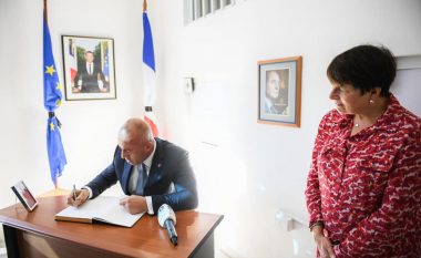 Haradinaj nënshkruan në librin e ngushëllimeve për Jacques Chirac