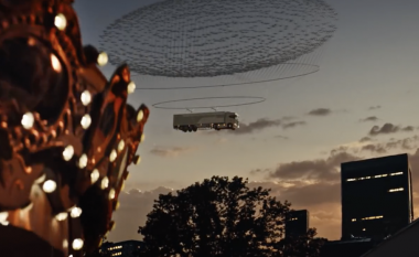 Scania publikon videon ku shihet “kamioni duke u bartur me dronë” – gjithsesi si një reklamë