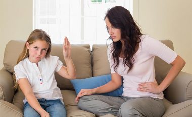 Pesë mënyra si të silleni me një fëmijë kryeneç që ju kthen fjalën e flet mbi ju; Këshillat e psikologëve
