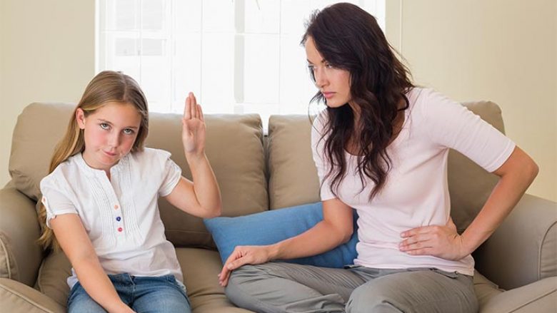 Pesë mënyra si të silleni me një fëmijë kryeneç që ju kthen fjalën e flet mbi ju; Këshillat e psikologëve