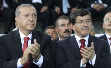 Ish-kryeministri turk jep dorëheqje nga partia e Erdoganit