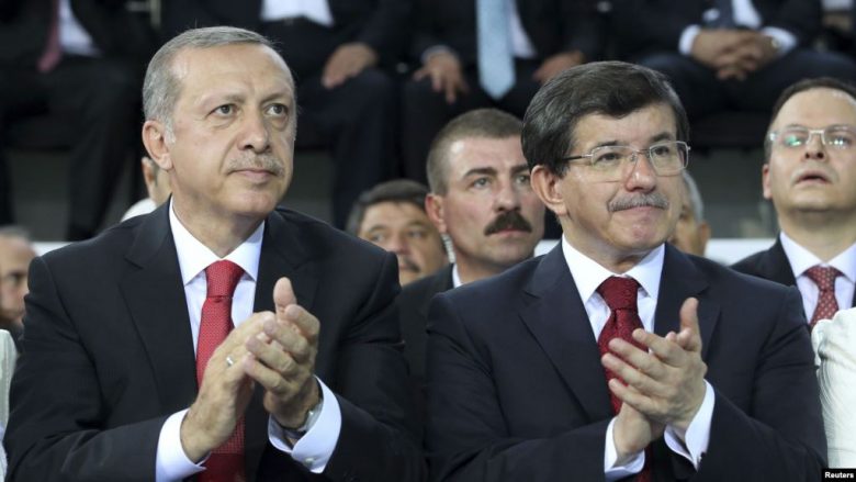 Ish-kryeministri turk jep dorëheqje nga partia e Erdoganit