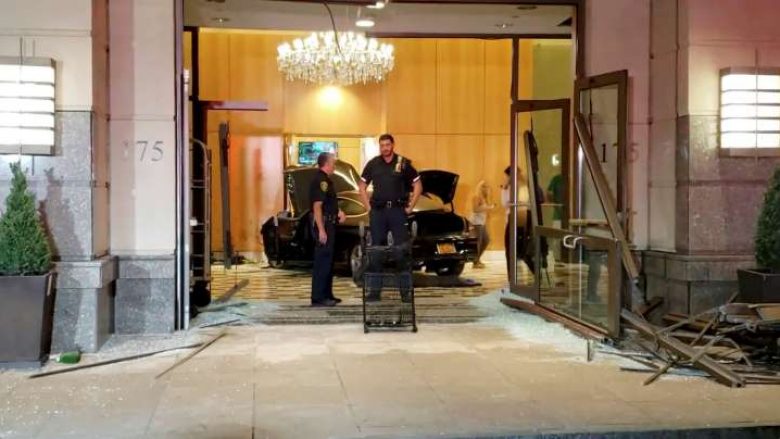 Një veturë përfundon brenda rezidencës luksoze të Donald Trump në New York, tre të lënduar