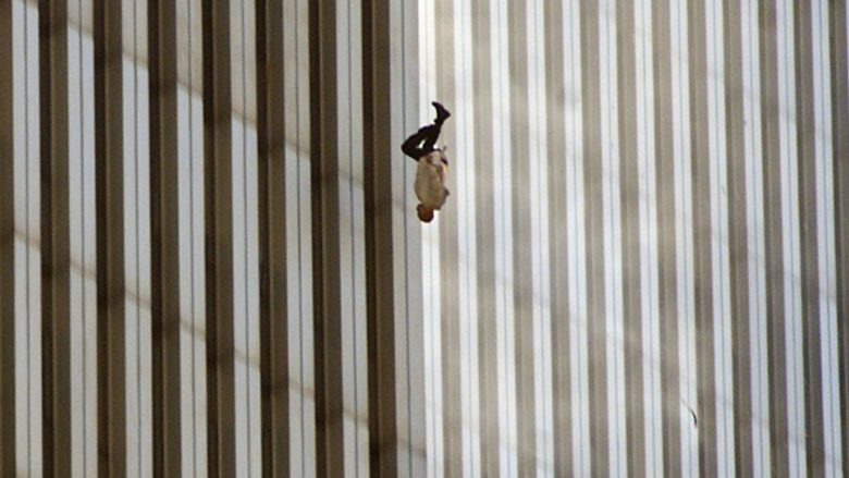 U hodhën nga Kullat Binjake për të mos u djegur të gjallë: Historia pas fotografisë së paharrueshme nga sulmet e 11 Shtatorit