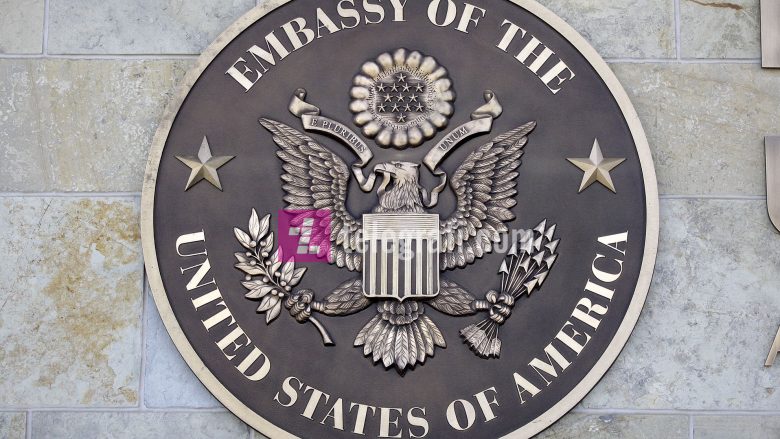 Pas shënimit të 500 mijë vdekjeve nga COVID-19 në SHBA, Ambasada amerikane në Kosovë nderon viktimat