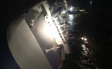 Anija që transporton mallra u rrotullua pranë portit, zhduken katër anëtarë ekuipazhi