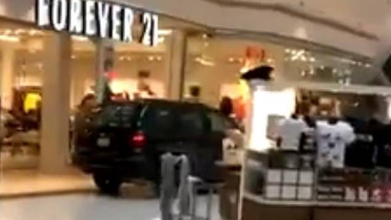 Arrestohet shoferi që hyri me veturë në një qendër tregtare, shkaktoi dëme materiale dhe panik te të pranishmit