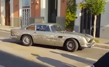 Aston Martin DB5 tregon shkathtësitë në xhirimet e filmit James Bond