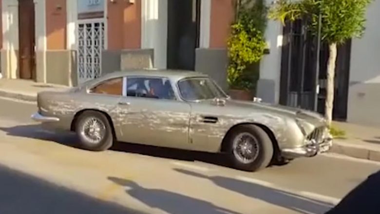 Aston Martin DB5 tregon shkathtësitë në xhirimet e filmit James Bond