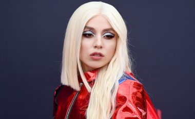 Ava Max ndryshon dukje, bëhet flokëkuqe