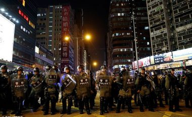 Bllokohen shumë rrugë dhe aeroporti në Hong Kong, nga frika e shtimit të protestuesve