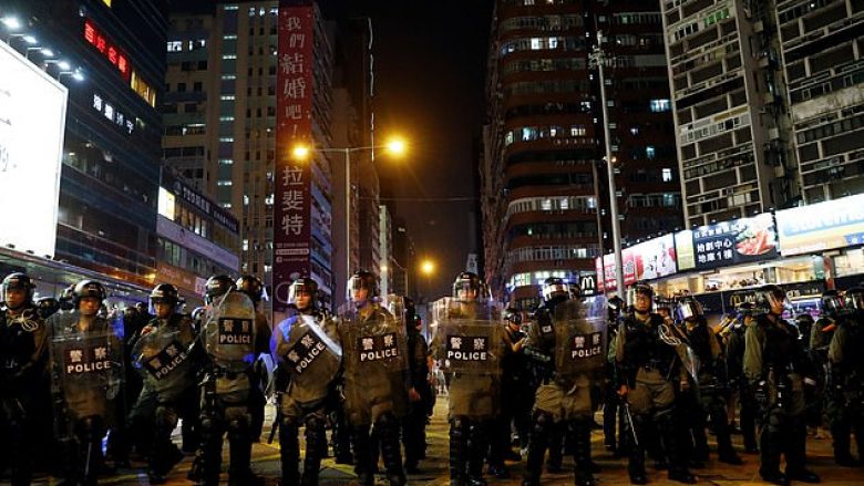 Bllokohen shumë rrugë dhe aeroporti në Hong Kong, nga frika e shtimit të protestuesve