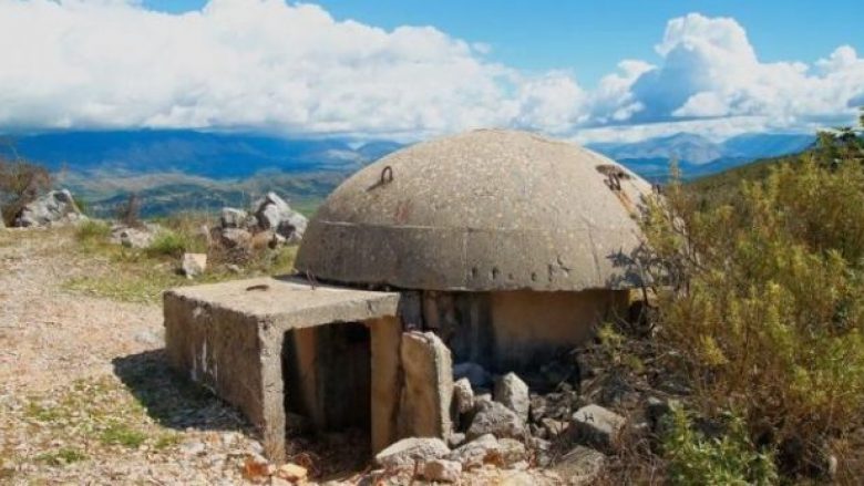 “Na erdhi nga lart në 4 të mëngjesit” – familjes shqiptare i “mbin” bunkeri në oborr