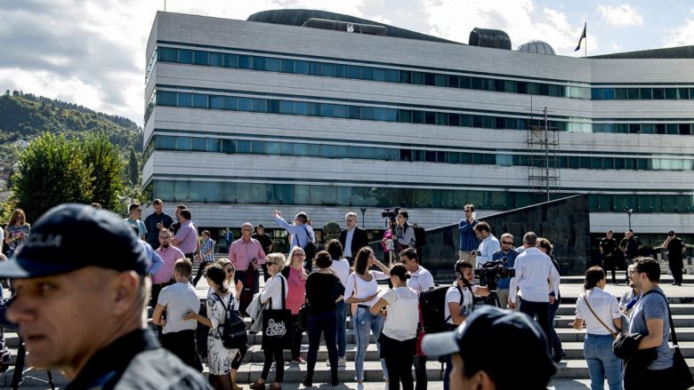 Gazetarët kërkojnë mbrojtje më të mirë pas sulmit në Radio Sarajevë