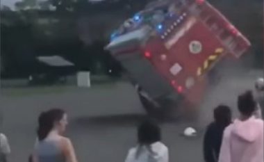 Demonstrimi i zjarrfikësve hungarezë nuk shkoi si duhet, një kamion që lëvizte me shpejtësi u rrotullua para shumë nxënësve