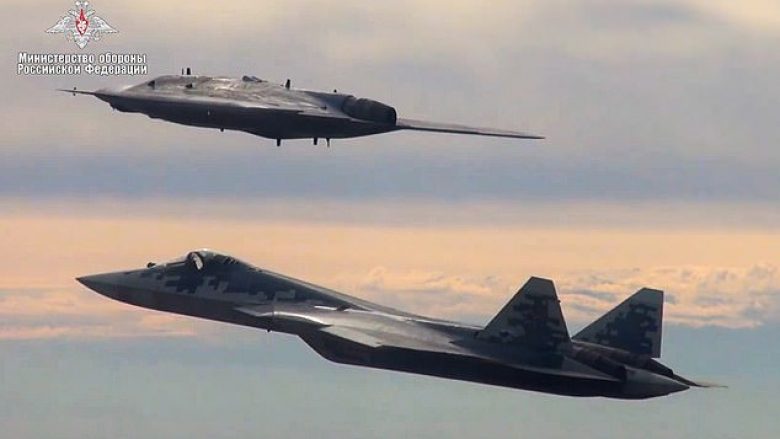 Droni rus i njohur si ‘Gjuetari’ fluturoi për herë të parë, paralel me një avion ushtarak