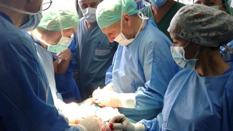 Mjekë nga Suedia, operuan nëntë pacientë në kirurgji plastike