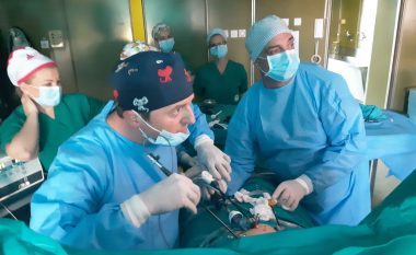 Kryhen 2 rastet e para me laparaskop në kirurgji pediatrike