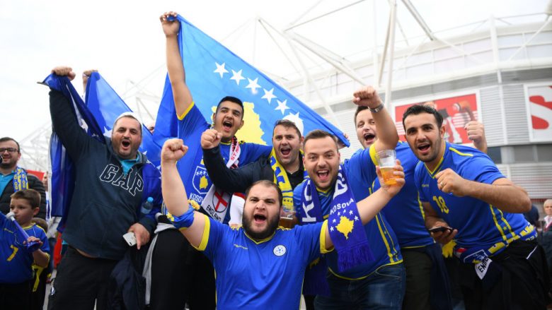 Festa e tifozëve nga Kosova në foto para ndeshjes me Anglinë