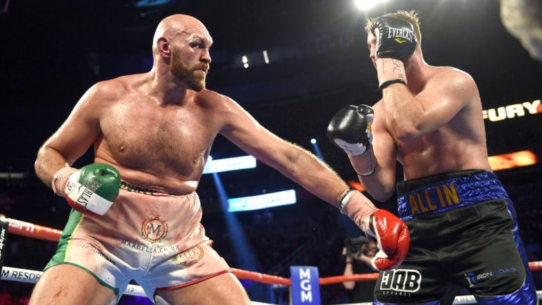 Tyson Fury mposht Otto Wallin vetëm pas 12 raundeve, në një duel ku dy boksierët u përgjakën