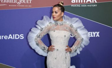 Rita Ora shkëlqen në mbrëmjen gala të ‘amfAR’ gjatë Javës së Modës në Milano