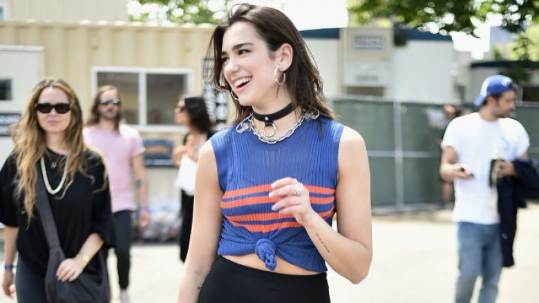 Dua Lipa pas një kohe të gjatë kthehet në Londër, merr vëmendje me veshjen interesante