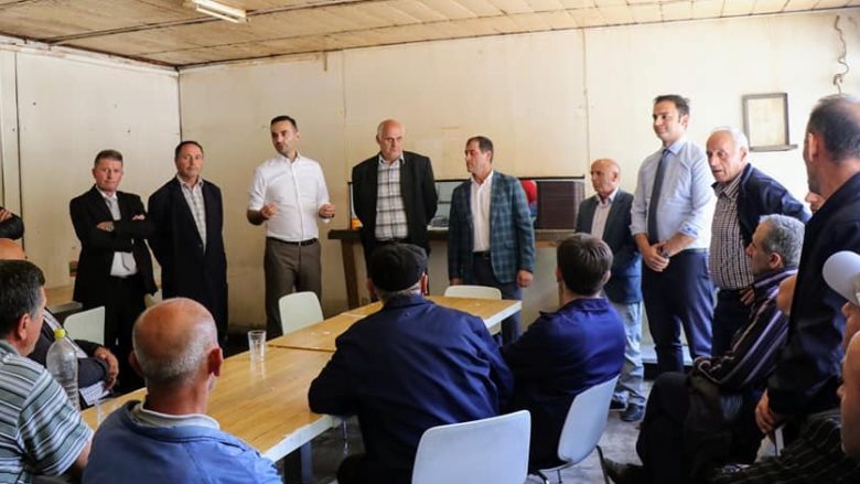 Ministri Lluka e deputeti Pacolli vizitojnë minierën e Artanës