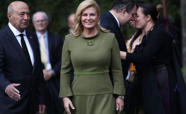 Pasi mori vëmendjen me këndimin e saj, presidentja kroate thotë se nuk do të heqë dorë përkundër kritikave për vokalin e saj