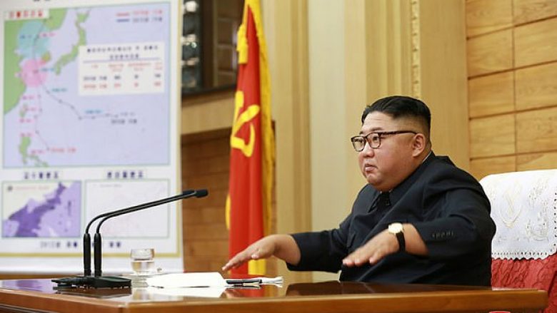 Koreja e Veriut rrezikohet nga tajfuni, Kim Jong-Un kritikon ashpër përgatitjet e deritanishme