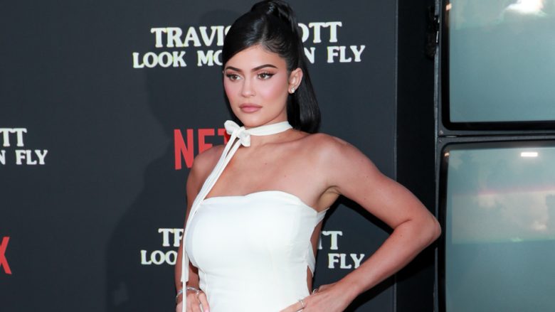 Kylie Jenner tregon se familjarët e ngacmojnë prej se është bërë miliardere