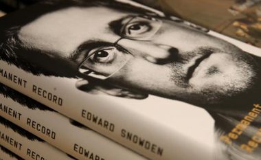 SHBA padit Snowdenin për shkak të përmbajtjes së librit të tij
