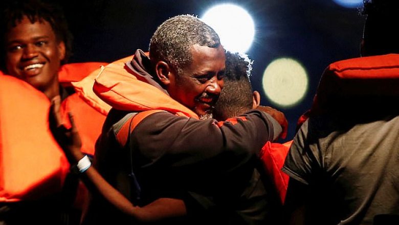 Malta pranon 35 emigrantë nga anija shpëtimtare, 182 të tjerë thotë se janë përgjegjësi e Libisë