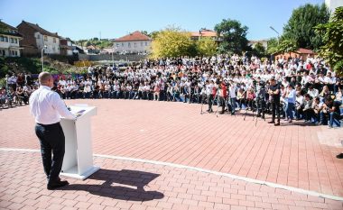 Haradinaj pritet nga të rinjtë gjakovarë: Ia dhanë mbështetjen vizionit për shtet 100%