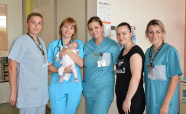 Operohet me sukses nga një sëmundje e rëndë në zemër, foshnja Rinisa “lind për herë të dytë” në Klinikën “Zhan Mitrev”