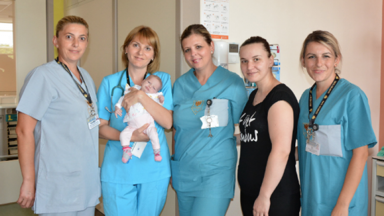 Operohet me sukses nga një sëmundje e rëndë në zemër, foshnja Rinisa “lind për herë të dytë” në Klinikën “Zhan Mitrev”