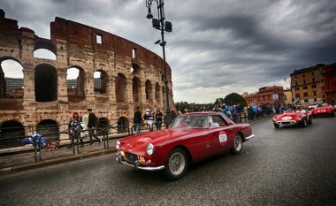 Rrugëve të Romës parakaluan 80 Ferrari klasikë, për të festuar përvjetorin e themelimit të kompanisë italiane