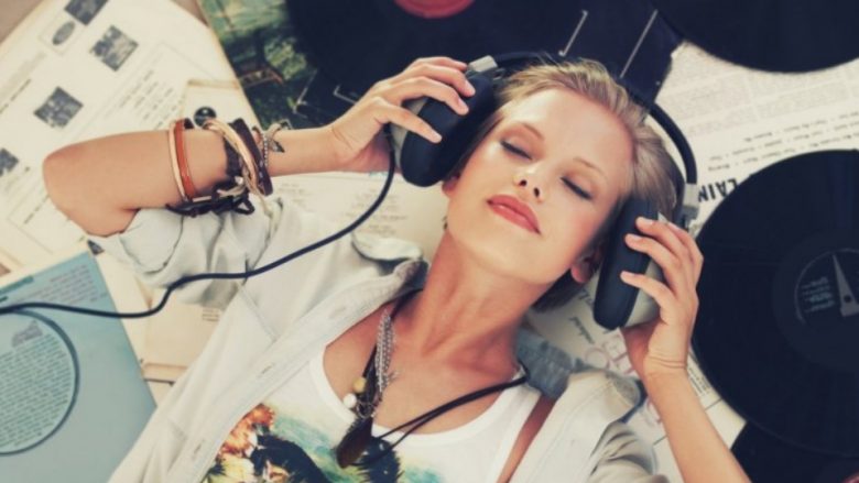 Dëgjimi i muzikës e rritë produktivitetin – disa lloje të muzikës janë super efektive
