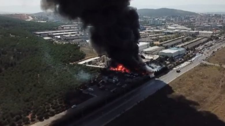 Publikohen pamjet e një zjarri të madh që shpërtheu në një fabrikë të kimikateve në Stamboll