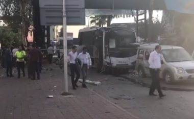 Sulmohet një autobus që transportonte policinë në Turqi, disa të lënduar – pamje nga vendi i ngjarjes