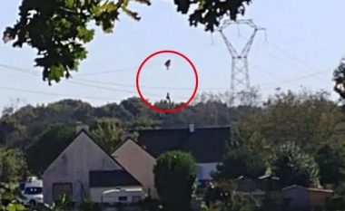 Aeroplani luftarak belg rrëzohet në Francë, njëri nga dy pilotët përfundon me parashutë i varur në një linjë të energjisë elektrike