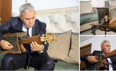 Mësuesi irakian heq dorë nga lufta – kallashnikovin e shndërron në një instrument muzikor