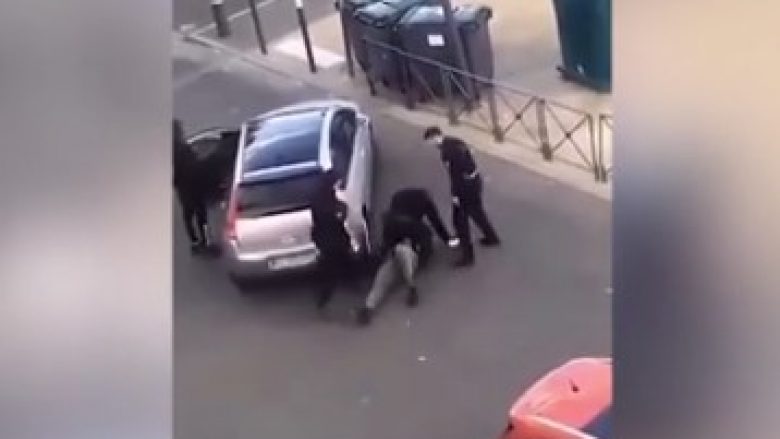 Polici grushton drejtuesin e tyre, pamje që kanë shkaktuar zemërim në mesin e komunitetit në periferi të Parisit