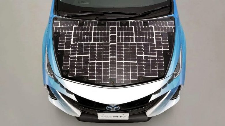 Toyota po punon në një makinë me energji diellore