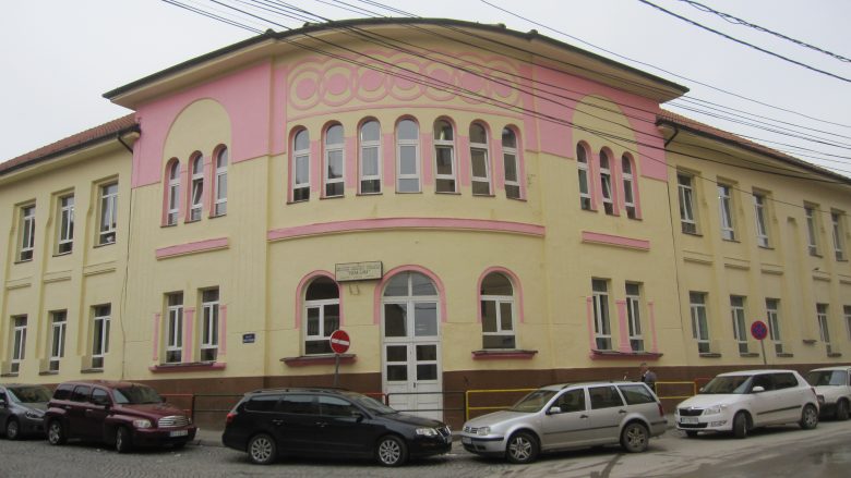 Helmohen pesë nxënës të shkollës “Elena Gjika” në Prishtinë, po trajtohen në QKUK