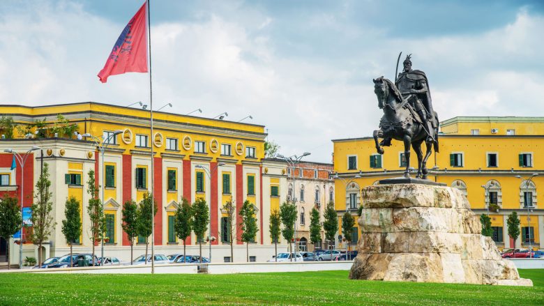 Shqipëria heq përkohësisht vizat turistike për qytetarët e 5 shteteve