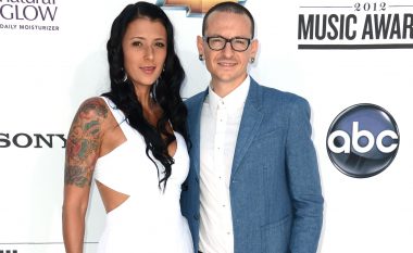 E veja e Chester Bennington njofton se do të martohet, dy vjet pas vetëvrasjes së frontmenit të “Linkin Park”