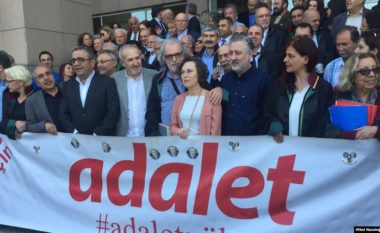 Qëndruan 142 ditë në burg, lirohen 5 gazetarët e medias opozitare në Turqi