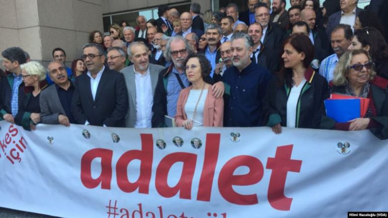 Qëndruan 142 ditë në burg, lirohen 5 gazetarët e medias opozitare në Turqi
